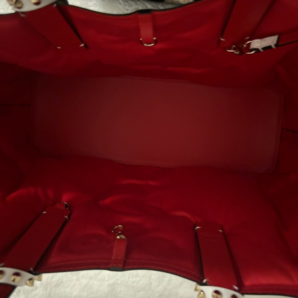 CHRISTIAN LOUBOUTIN 
Nappa Embossed Small East West Cabata Tote White
Size - Picture 5 of 7